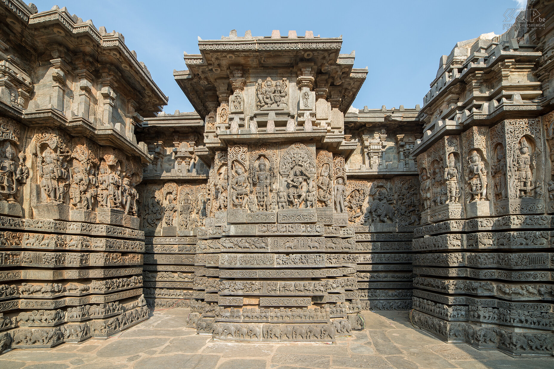 Halebidu De muren van de Hoysala tempel in Halebidu zijn bedekt met een eindeloze verscheidenheid aan reliëfs uit de hindoeïstische mythologie, dieren en dansende figuren. Halebidu was de hoofdstad van het Hoysala koninkrijk in de 12e en 13e eeuw. Stefan Cruysberghs